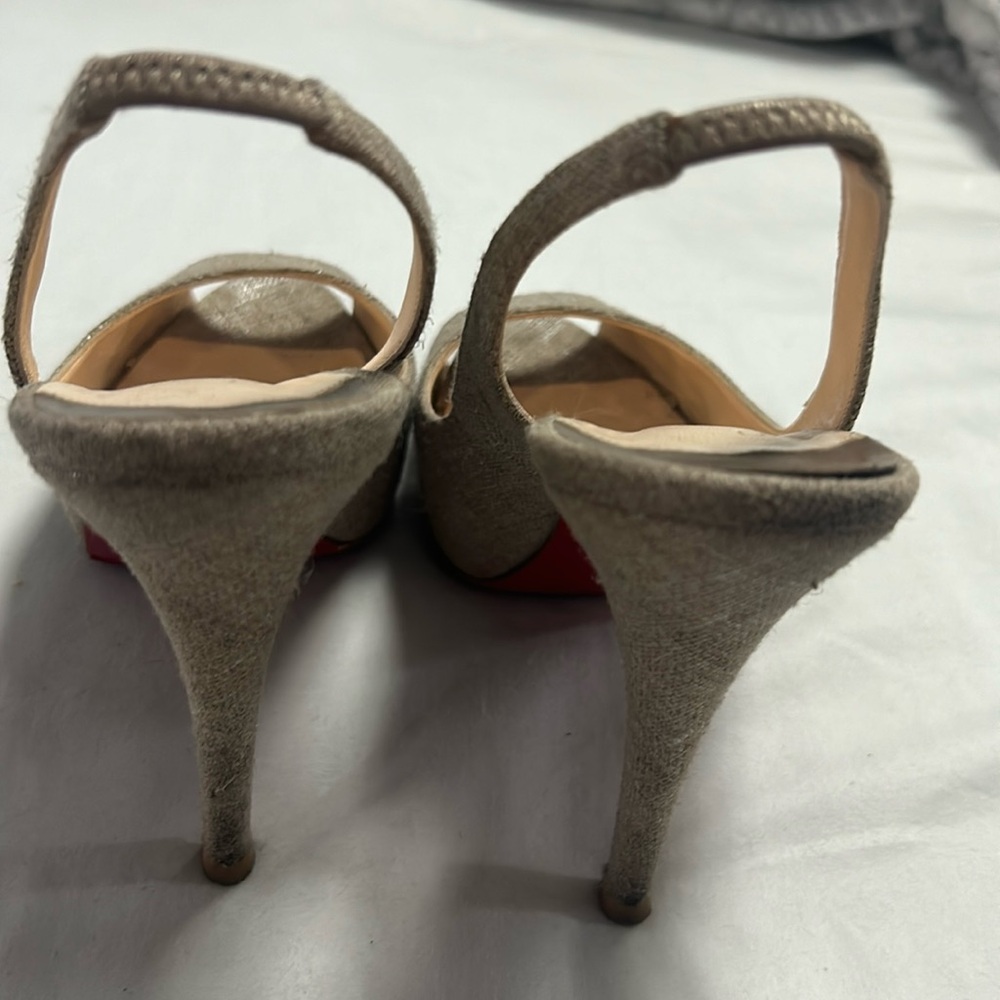 Size 9 Christian Loutoutin shoe, beatifull color